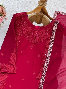 Salwar Kameez Traditionnel de Créateur pour Soirée - Ensemble Haut-Plazzo et Dupatta avec Broderies Lourdes - Tenue de Mariage Élégante à Séchage Rapide - Product Image 5