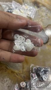 กระดุมเปลือกหอยมุกธรรมชาติพรีเมียมขายส่ง กระดุม MOP เป็นมิตรกับสิ่งแวดล้อม สำหรับเสื้อเชิ้ตหรูหรา ชุดสูท และงานฝีมือ จำนวนมาก - Product Image 4