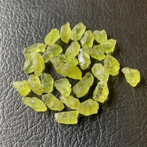 Cristales de Peridoto en Bruto, Piedra Preciosa Verde Natural, Piedra de Nacimiento de Agosto, para Fabricación de Joyas, Suministro al por Mayor - Product Image 3