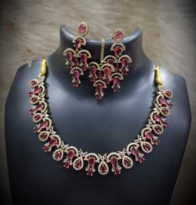 Nouvel Arrivage – Parure Collier et Boucles d'Oreilles Ajustables en Laiton Plaqué Or avec Pierre AD, Style Tendance, Mang Tika, Idéale pour Mariage, Fiançailles, Anniversaire, Cadeau - Product Image 4