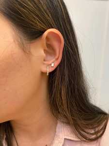 Pendientes de aro tipo huggie de oro de 14k y 18k con diamante redondo cultivado en laboratorio de 1.00 quilates, engaste minimalista en bisel, pequeños, geométricos, con bisagra, al por mayor - Product Image 2