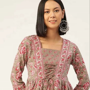 เสื้อผ้าผู้หญิงทำมือ ผ้าฝ้าย 100% คอแบบผูก ทรงเอไลน์ ลายดอกไม้ธรรมชาติฤดูร้อน พิมพ์ลายแบบชาวชาวชนเผ่าจากเมืองไจปุรี สไตล์ลำลอง เป็นมิตรกับสิ่งแวดล้อม ซักได้ - Product Image 1