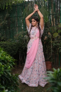 Robe longue élégante pour femme, style traditionnel chinois, à motifs floraux, avec ceinture rose, coupe ample, manches courtes, en viscose, idéale pour les soirées - Product Image 5