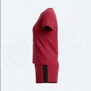 Conjunto Deportivo Rojo de 2 Piezas para Mujer, Camiseta de Manga Corta y Pantalones Cortos por Encima de la Rodilla, Cuello Redondo Estampado, Ropa Deportiva Transpirable de Poliéster - Product Image 3