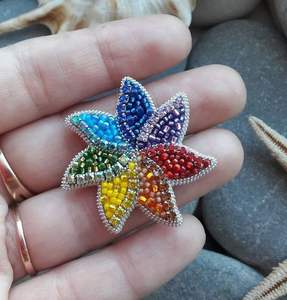 Broche Fleur Arc-en-ciel à Sept Pétales en Verre, Perles de Rocaille, Strass et Broderie – Épingle Décorative pour Vêtements, Sacs et Chapeaux - Product Image 1