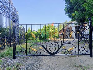 Balustrades de balcon en fer forgé sur mesure, garde-corps métalliques décoratifs au design élégant pour villas de luxe, maisons et jardins - Product Image 1