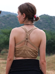 Haut court en coton fait main pour femme, style halter, avec imprimé traditionnel, beige terreux, sans manches, dos nu et décolleté. - Product Image 2