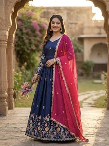 Vestido de Seda Bordado de Primera Calidad con Lentejuelas Pesadas y Trabajo Zari, con Dupatta a Juego, para Fiestas - Product Image 1