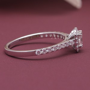 Bague de fiançailles en or 9 carats avec halo de diamants de taille radiant cultivés en laboratoire certifiés IGI, halo caché - Product Image 4