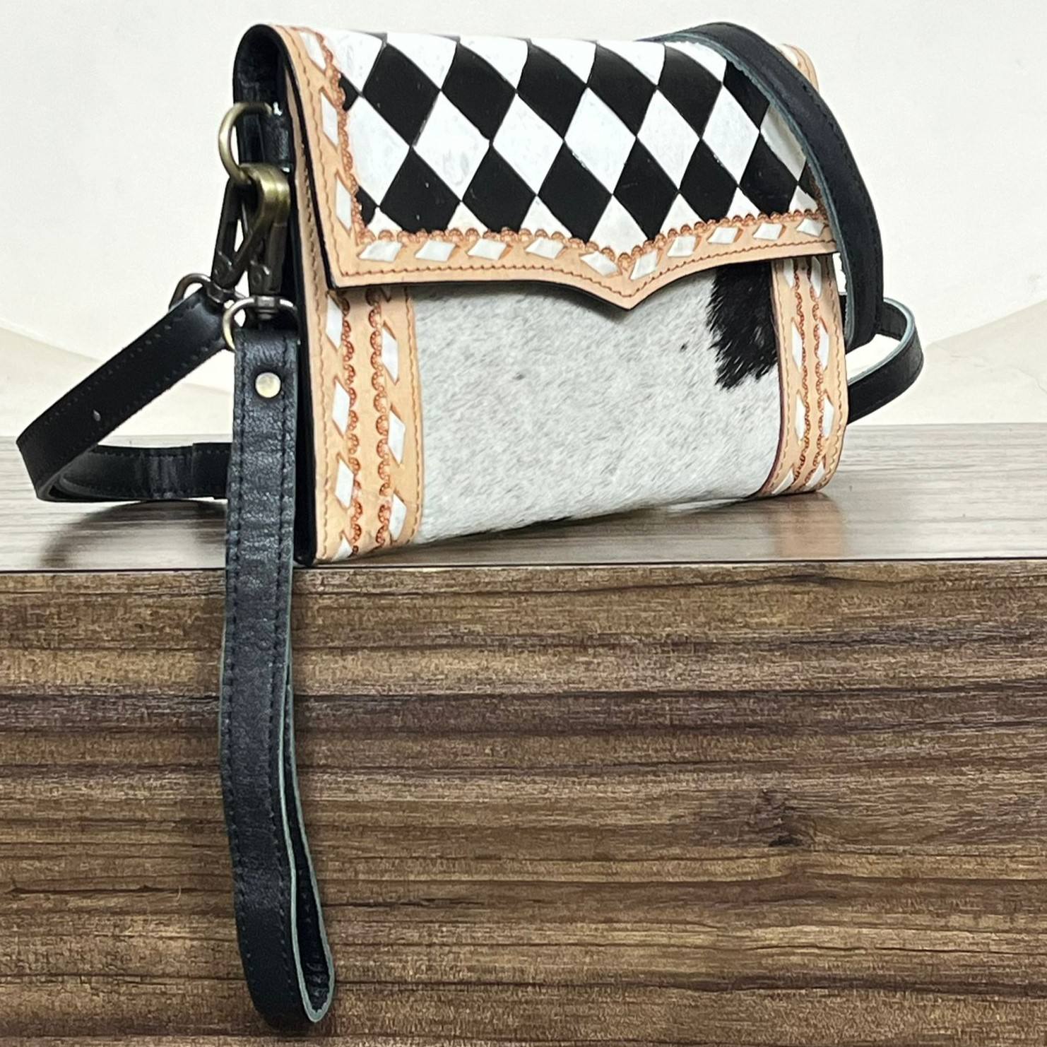 ลายตารางหมากรุกขาวดำ ตัดด้วยด้ายสีขาว