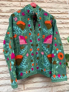 Chaqueta Bordada Suzani de Algodón Verde Hecha a Mano para Mujer, Estilo Bohemio, Arte Folclórico Floral, Abrigo Étnico - Product Image 1