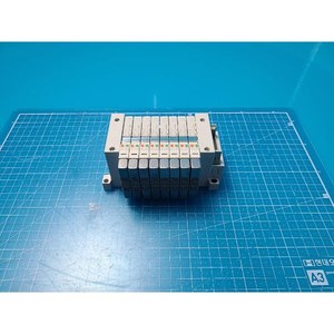 Válvula Solenoide Neumática SMC VQ1201N-51-Q Usada Como Parte del Equipo Legacy Semiconductor - Product Image 3