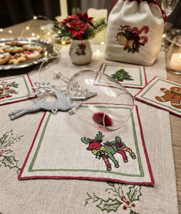 Serviettes de cocktail modernes brodées sur mesure, faites à la main, en lin naturel, avec motif cerf de Noël et bordure rouge et verte, pour bars à domicile et sous-verres. Vente en gros. - Product Image 6