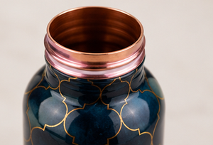 Botella de Agua de Cobre Azul Marino con Patrón Dorado, Diseño Moderno, Portátil para Viajes - Product Image 5