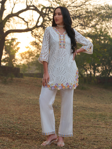 Ensemble Kurta Pyjama en coton blanc brodé de fleurs traditionnelles, idéal pour les festivals indiens/pakistanais, les mariages et les fêtes - Product Image 3