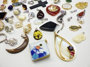 ชุดจี้แฟชั่นเกรดโรงงาน ราคาสุดคุ้ม ของมือสอง คละแบบ 50 ชิ้น ทำจากสแตนเลส - Product Image 4