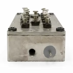 Filtre passe-bande subminiature à cavité 3,5 GHz à faible perte d'insertion pour station de base 5G et système DAS - Product Image 6