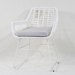 Fauteuil d'extérieur minimaliste et durable tendance - Chaise de bistrot en métal et plastique résistante aux intempéries pour villa et décoration moderne - Product Image 6