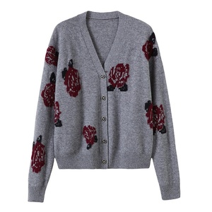 เสื้อคลุมคาร์ดิแกนไหมแคชเมียร์ทรงโอเวอร์ไซส์ คอวี ลายดอกกุหลาบสีแดง สไตล์วินเทจ สำหรับผู้หญิง ฤดูใบไม้ร่วง-ฤดูหนาว ปี 2026 พร้อมโลโก้ด้านหน้า - Product Image 1