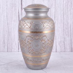 Urne funéraire pour adultes en laiton avec motifs gravés argentés et dorés, finition métallique, pour cendres humaines, urne commémorative pour enterrement - Product Image 1