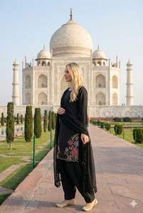 Traje con costuras de crepé y bordado de lentejuelas para la colección pakistaní e india - Product Image 4