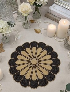 Sets de table élégants en polyester/coton écologiques, brodés de fleurs tricotées à la main, pour la décoration de table à manger, 14 pouces - Product Image 4