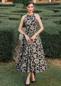 Vestido Maxi de Algodón Hecho a Mano con Estampado Floral Monocromático de Girasoles, Vestido Boho Chic sin Mangas con Cuello Halter y Corte en A - Product Image 3