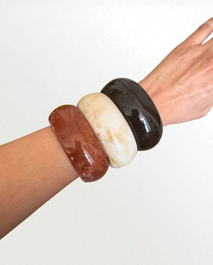 Colección de Brazaletes Elegantes de Resina de Creative Art Zone, Brazaletes Coloridos Hechos a Mano con Acabado Premium para un Estilo Versátil en Fiestas - Product Image 1