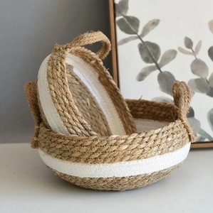 Panier en jute tissé à la main avec des poignées robustes et un design bicolore pour un rangement écologique, une décoration intérieure élégante et polyvalente - Product Image 1