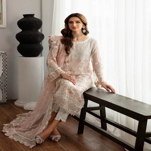 Robe de travail brodée indienne et pakistanaise pour femmes trois pièces Saari Salwar Kameez Party Wear en vente pour l'Aïd - Product Image 5
