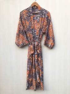 Kimono de Seda Hecho a Mano en India, Estampado Floral, Cuello en V, Cierre con Cordón, Largo, Manga Larga, Suave, para Playa o Fiesta, Venta al Por Mayor - Product Image 4
