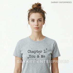 Camiseta Personalizada para Mujer, Color Rojo, con Estampado de la Frase 'Define Romance', Cuello Redondo, Estilo Casual, Marca Privada, Camiseta de Algodón con Gráficos para Mujer - Product Image 3