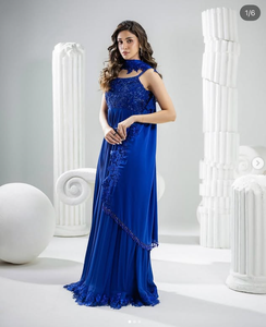Zaree Steals the Show: Schicke Silhouette mit Kristallbesetztem Oberteil, Trägerärmeln und Plissiertem Rock aus Schnelltrocknender, Feuchtigkeitsableitender Baumwolle - Product Image 1