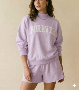 Conjunto de Top de Cuello Alto y Pantalones Cortos para Mujer, Perfecto para un Estilo Suave y Neutral que Crea una Apariencia Tranquila y Equilibrada - Product Image 1