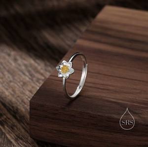 Anillo de Plata de Ley con Flor de Narciso, Talla Ajustable, Anillo de Flor de Plata y Oro, Delicado y Elegante - Product Image 1