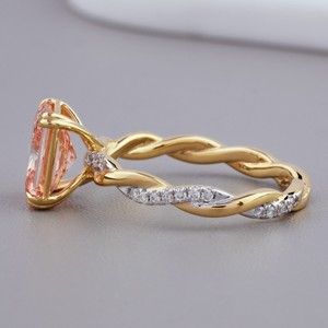 Bague de fiançailles solitaire en or 18 carats avec diamant de laboratoire certifié IGI, taille pêche radiant, sertie à griffes et ornée de pavés - Product Image 2