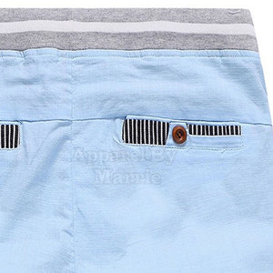 Pantalones cortos de hombre de tela suave y ajuste relajado, ligeros para uso diario con un diseño moderno y sencillo. - Product Image 4