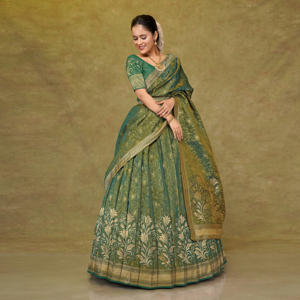 ชุดเลเฮนกาโชลีผ้าไหมบานาราสีสุดหรู พร้อมงานปักลายดอกไม้แบบซารี ดีไซน์ดั้งเดิมสำหรับงานมงคลและงานแต่งงาน คอลเลคชั่นชุดพื้นเมือง - Product Image 2