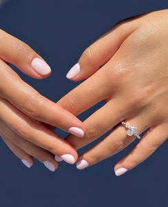 Bague de fiançailles en or blanc avec diamant ovale de 1 carat cultivé en laboratoire, pierres latérales de 0,18 carat, VVS2, certifiée IGI, vente en gros - Product Image 6