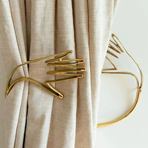 Aro de alambre metálico con forma de mano para cortina, perfecto para una decoración del hogar elegante y con estilo, y para un diseño de habitación sofisticado. Venta al por mayor desde India. - Product Image 1