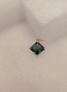 Colgante Étnico Hecho a Mano de Plata de Ley 925 con Zafiro Teal Cuadrado Cultivado en Laboratorio, Certificado IGI, Regalo para Mujeres y Hombres - Product Image 5