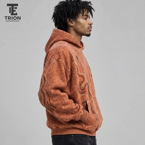 Sudadera con capucha para hombre de estilo moderno con lavado ácido y bordados. Presenta tela suave, bordados elaborados y un acabado lavado. - Product Image 2
