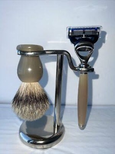 Cepillo Redondo Hecho a Mano con Mango de Cuerno de Búfalo Ecológico de ILAHI con Diseño Rústico de Uttar Pradesh - Personalización para Halloween - Product Image 3