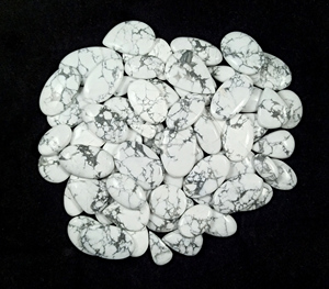 Vente en gros de pierres naturelles Howlite blanches Radha Arts, cabochons ovales/ronds/goutte de 20-40 mm pour la fabrication de bijoux DIY - Product Image 1