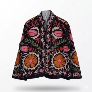 เสื้อแจ็คเก็ตกำมะหยี่สีดำปักลายดอกไม้สไตล์โบฮีเมียนสำหรับผู้หญิง งานแฮนด์เมด ลายดอกไม้พฤกษศาสตร์ วินเทจ สำหรับฤดูใบไม้ร่วงและฤดูหนาว - Product Image 1