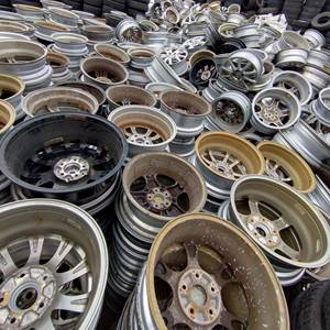 Venta al por mayor de chatarra de ruedas de coche de aleación de aluminio plateado blanco, de alta pureza (99.9%), grado AA, para uso industrial y exportación. - Product Image 1