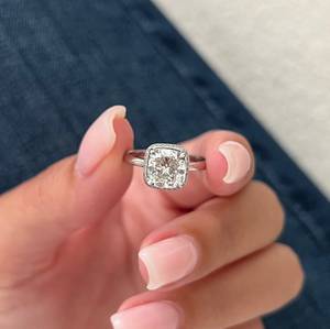 Bague de fiançailles avec diamant de laboratoire carré de 2 carats, taille coussin, double halo, or blanc 14K 18K, certifié IGI - Product Image 2