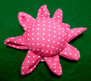 AA0084 Coussin de poignet en forme de fleur | Accessoires de couture à la main | Coussin à épingles rond à carreaux rouges et blancs avec bouton, accessoire de couture - Product Image 6