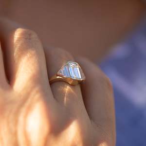 แหวนหมั้นเพชรทรงเอเมอรัลด์ ชุบทอง 14K สไตล์คลาสสิก รับรองโดย IGI สำหรับผู้หญิง - Product Image 4