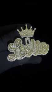Pendentif lettre Dvars en forme de couronne sertie de diamants, en argent sterling plaqué or 18 carats, avec moissanite taille brillant et sertissage griffe - Product Image 4